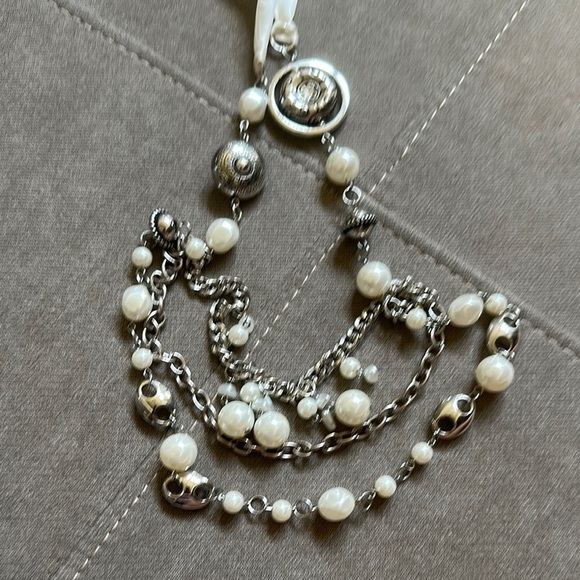 Silver and White Layered Pearl Necklace with Vintage Charm - Picture 2 of 6